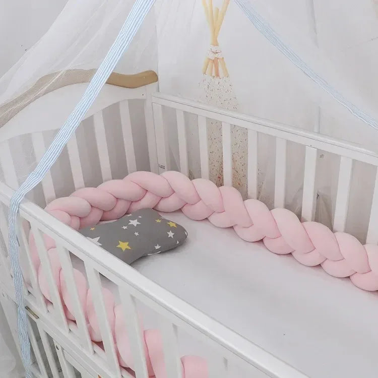 Plüss, csomozótt puha, kiságyba való oldalvédelem babák részére 1M/2M/3M/4M-es