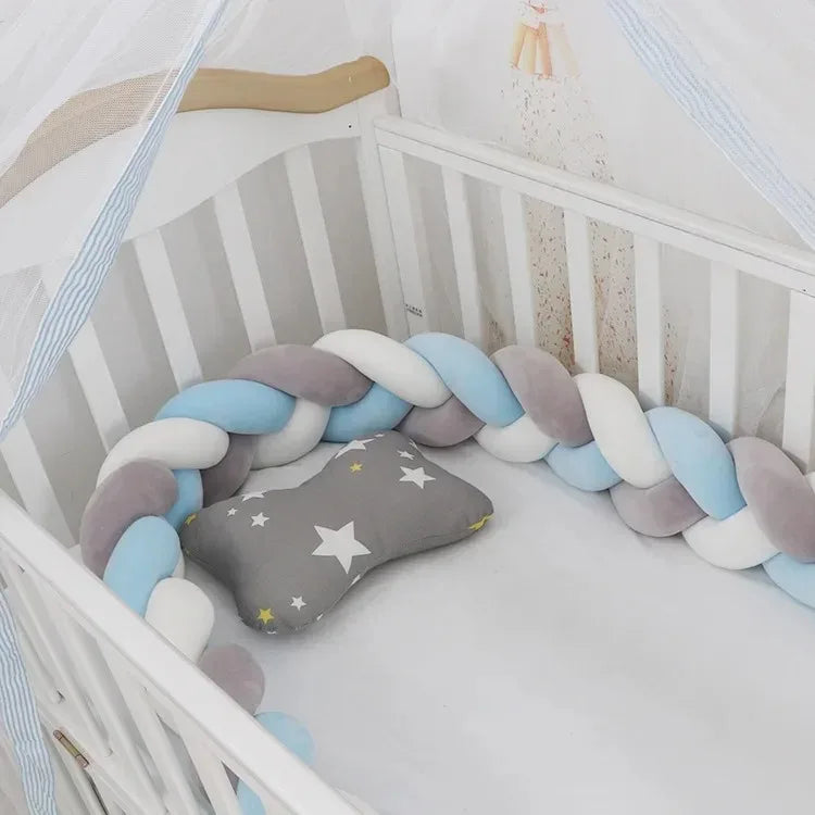 Plüss, csomozótt puha, kiságyba való oldalvédelem babák részére 1M/2M/3M/4M-es