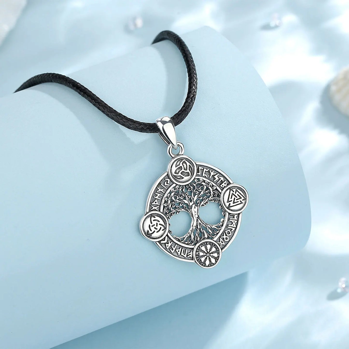 Viking szimbólumokkal ellátott ezüst medál - (Yggdrisil - Világfa), Walknut, Aegishjalmur, TriskeleElder Futhark rúnákkal körülvéve. Rendkívül erős védelmi amulett!!!