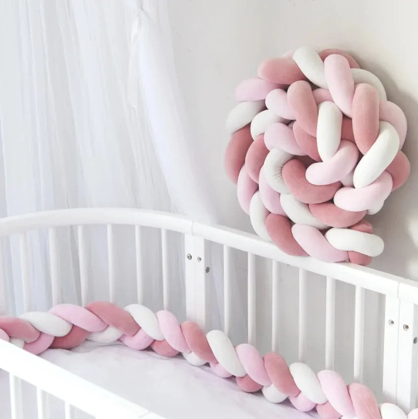Plüss, csomozótt puha, kiságyba való oldalvédelem babák részére 1M/2M/3M/4M-es