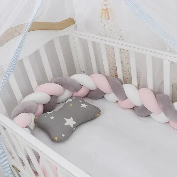 Plüss, csomozótt puha, kiságyba való oldalvédelem babák részére 1M/2M/3M/4M-es