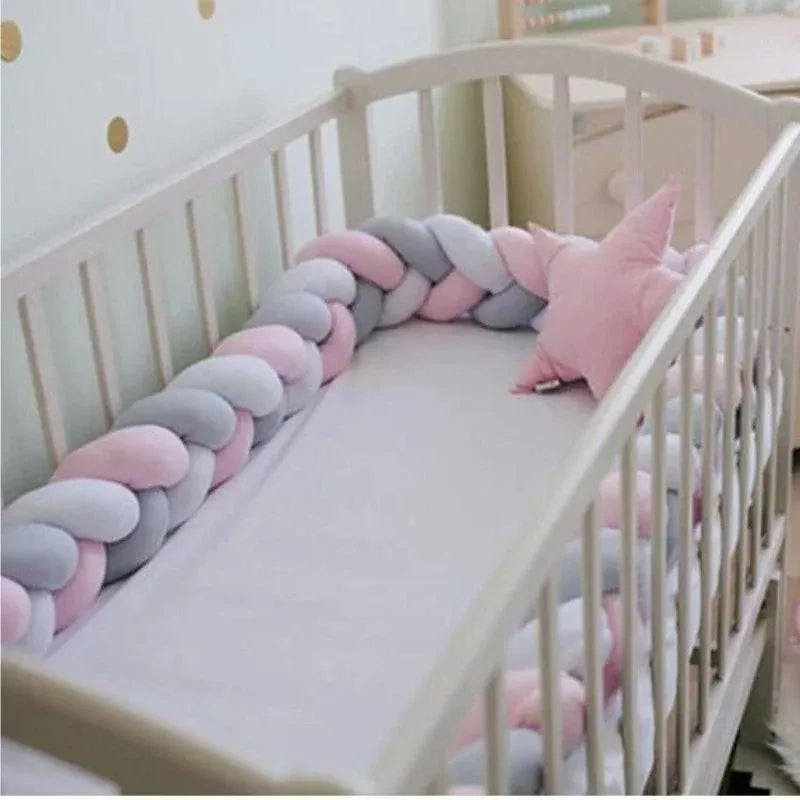 Plüss, csomozótt puha, kiságyba való oldalvédelem babák részére 1M/2M/3M/4M-es