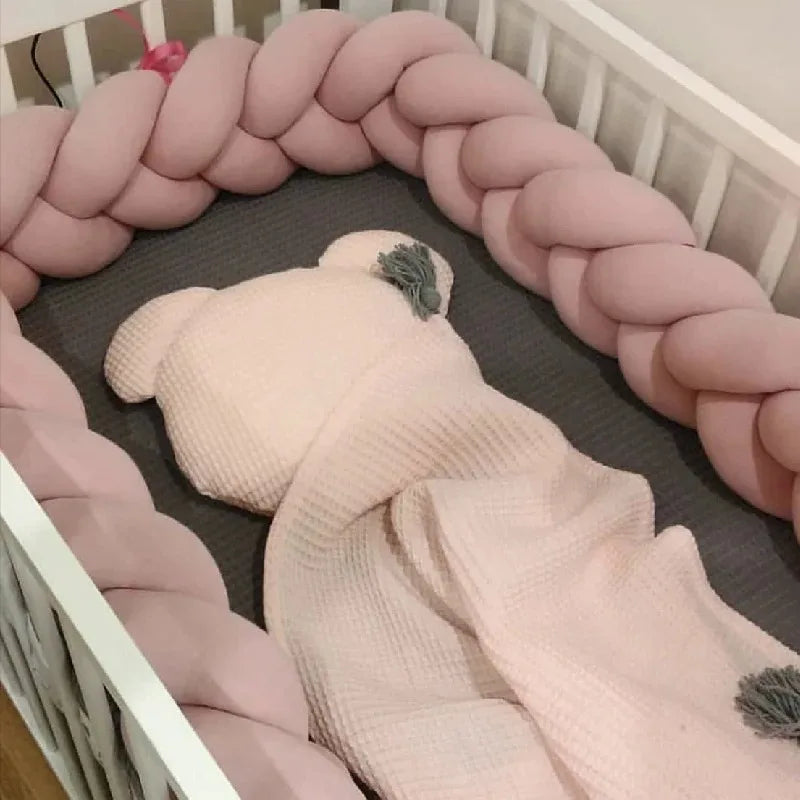 Plüss, csomozótt puha, kiságyba való oldalvédelem babák részére 1M/2M/3M/4M-es