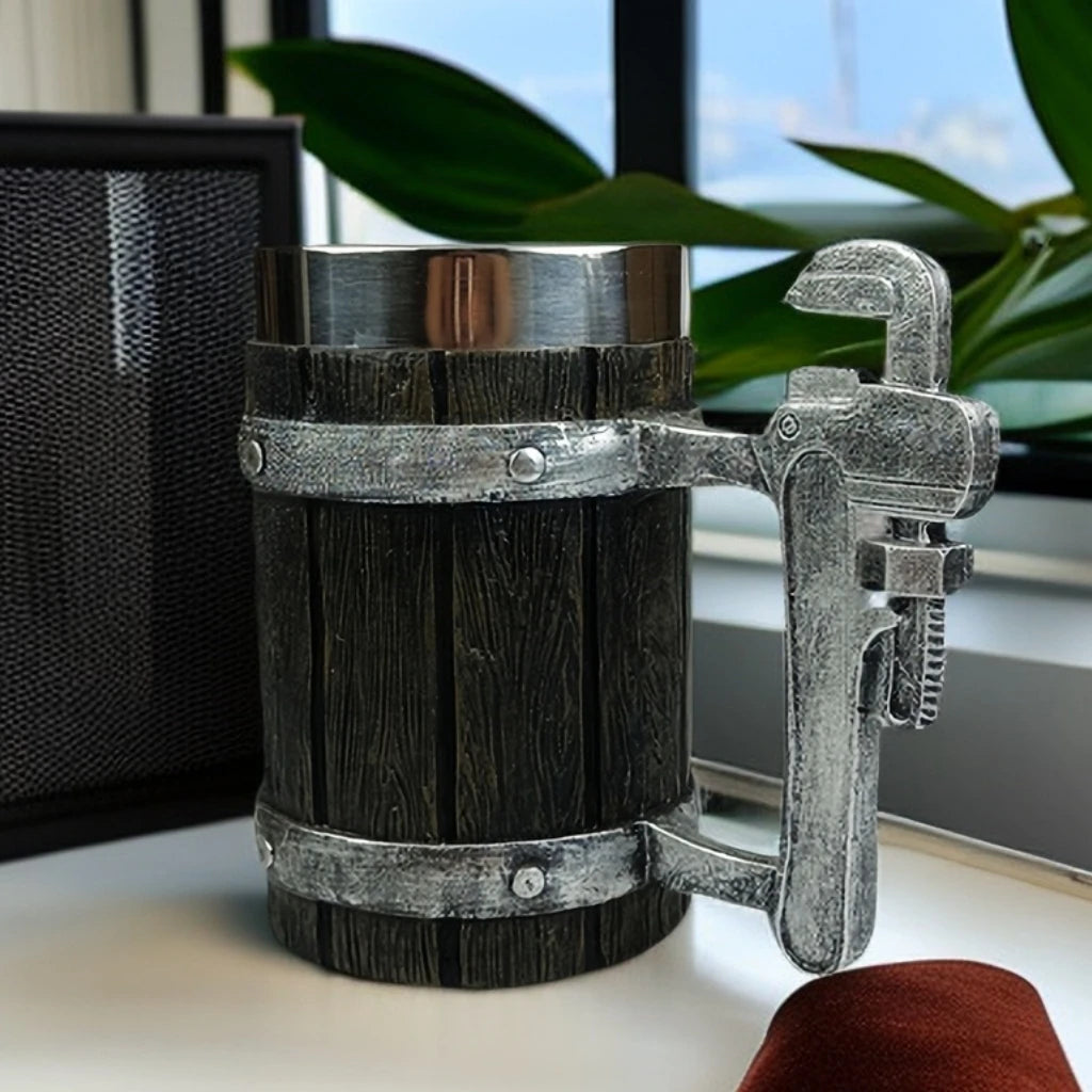 Rúnákkal díszített, rozsamentes vasalattal ellátott viking tölgyfamintás korsó